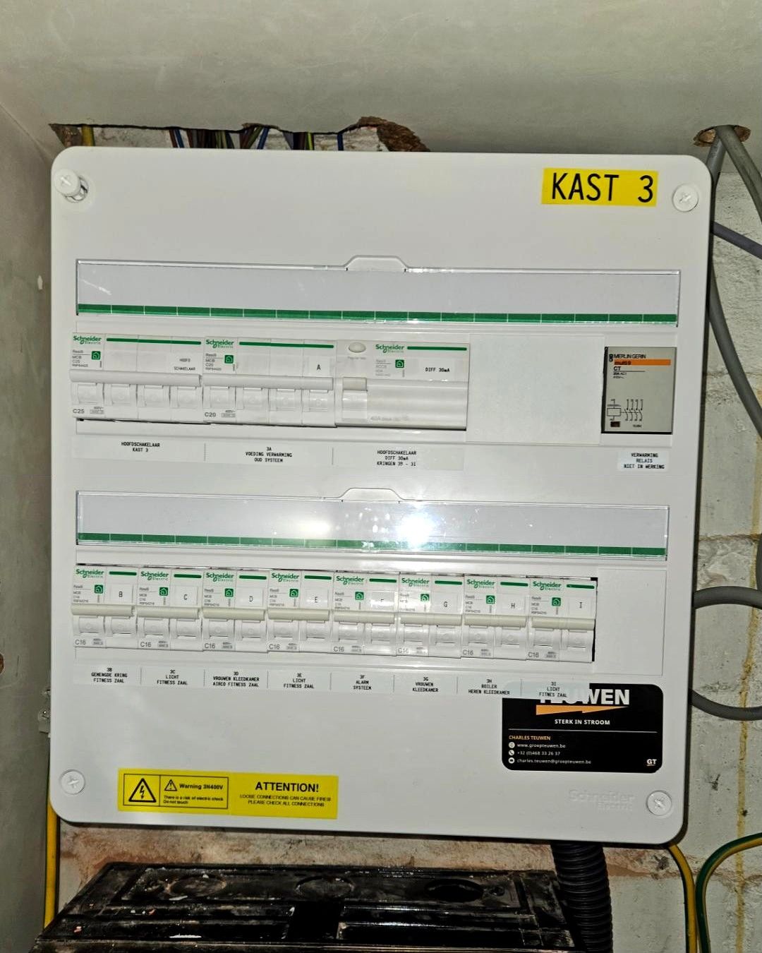 Gesloten verdeelkast met label Kast 3 en kringomschrijvingen onder de automaten