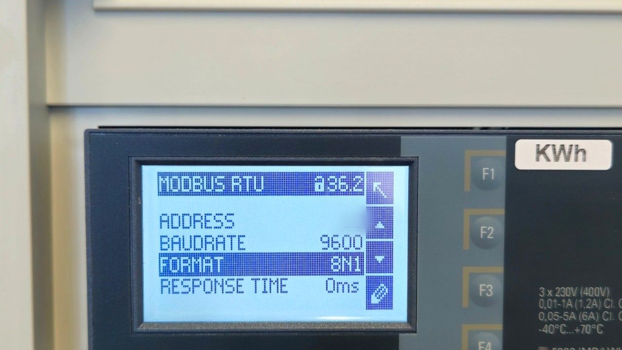 Display van een energiemeter met Modbus RTU-instellingen