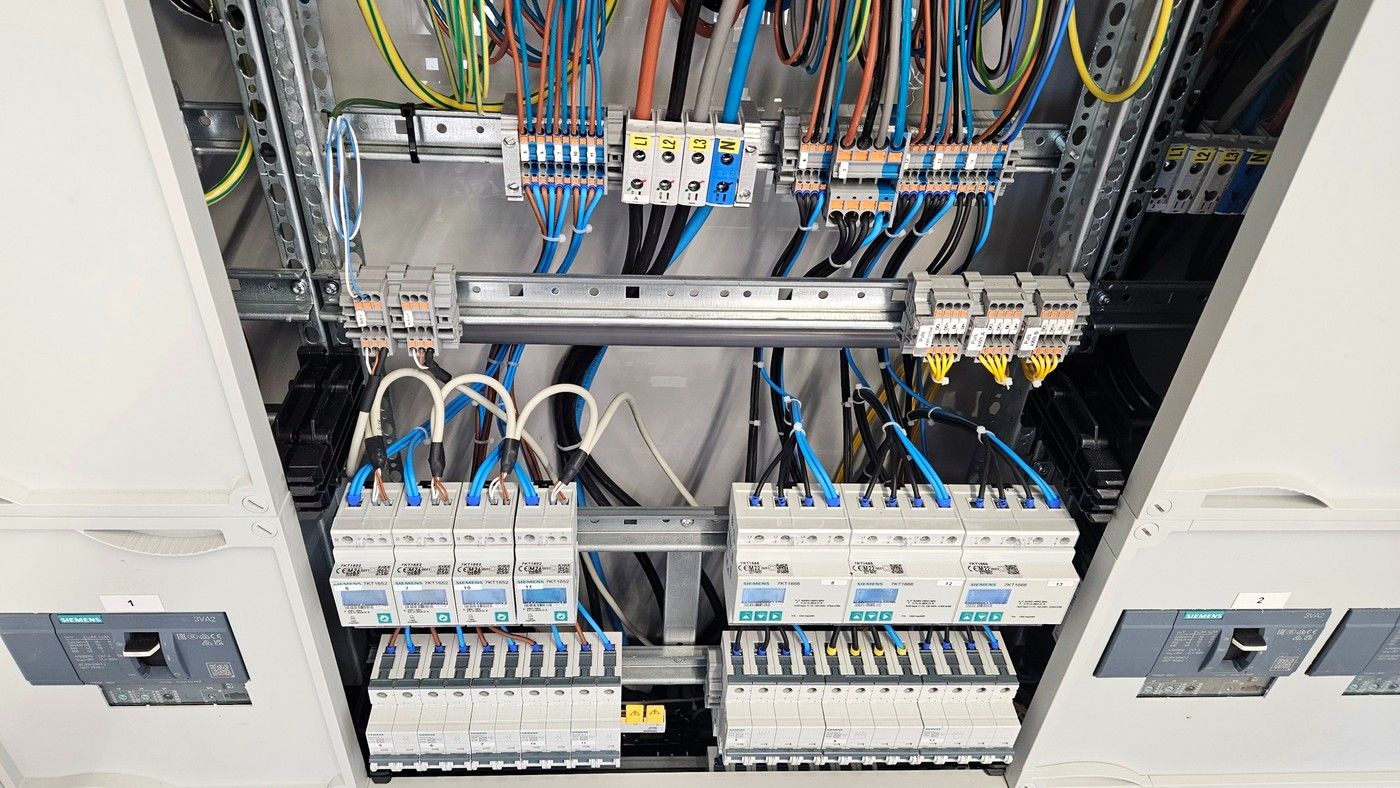 Geopend hoofdverdeelbord met rijen energiemeters en automaten