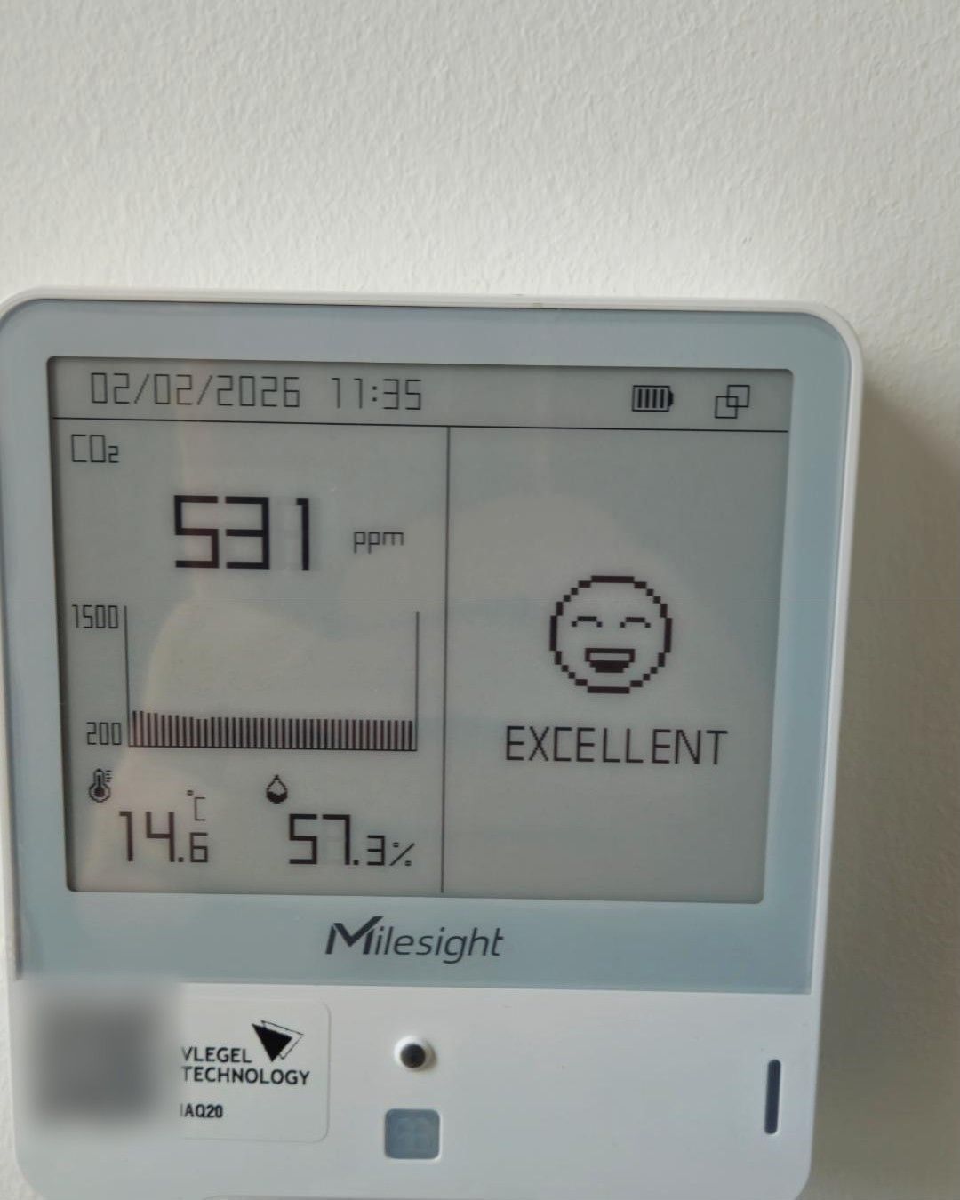 Witte klimaatsensor met display dat CO2, temperatuur en luchtvochtigheid toont
