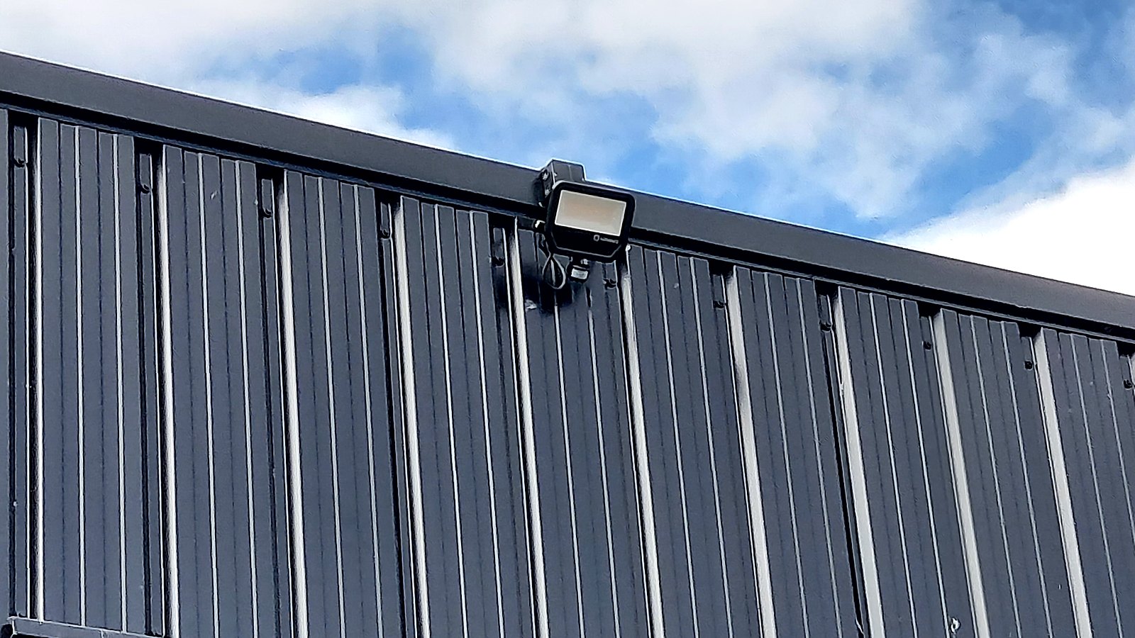 LED-schijnwerper met sensor aan de gevel van het magazijn van Baeten Vinopolis