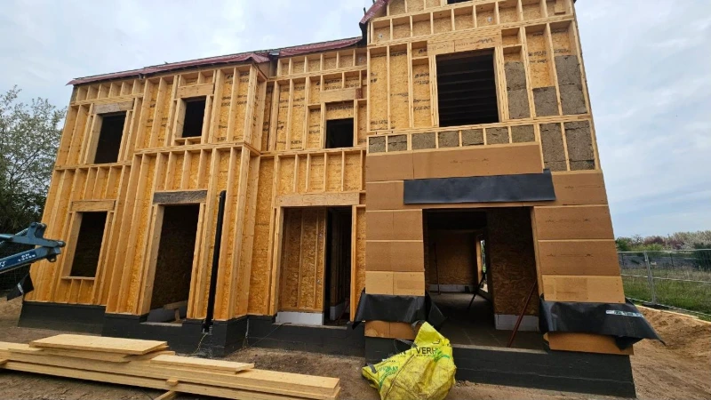 Twee nieuwbouwwoningen in houtskeletbouw in Bree, in ruwbouw